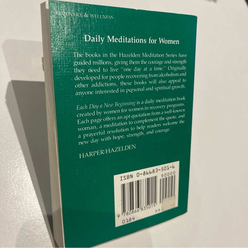 Each Day a New Beginning: Daily Meditations For Women 1st edition 1985 book - Picture 2 of 5